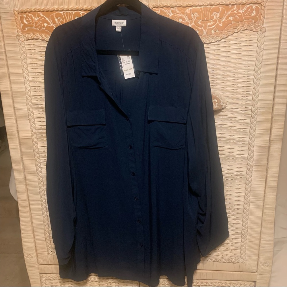 NWT Avenue Plus Sz.  Button Down Top